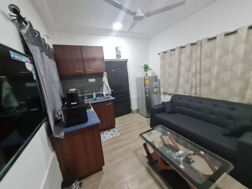 Nesta Barron -Home Away From Home North Legon Exterior foto
